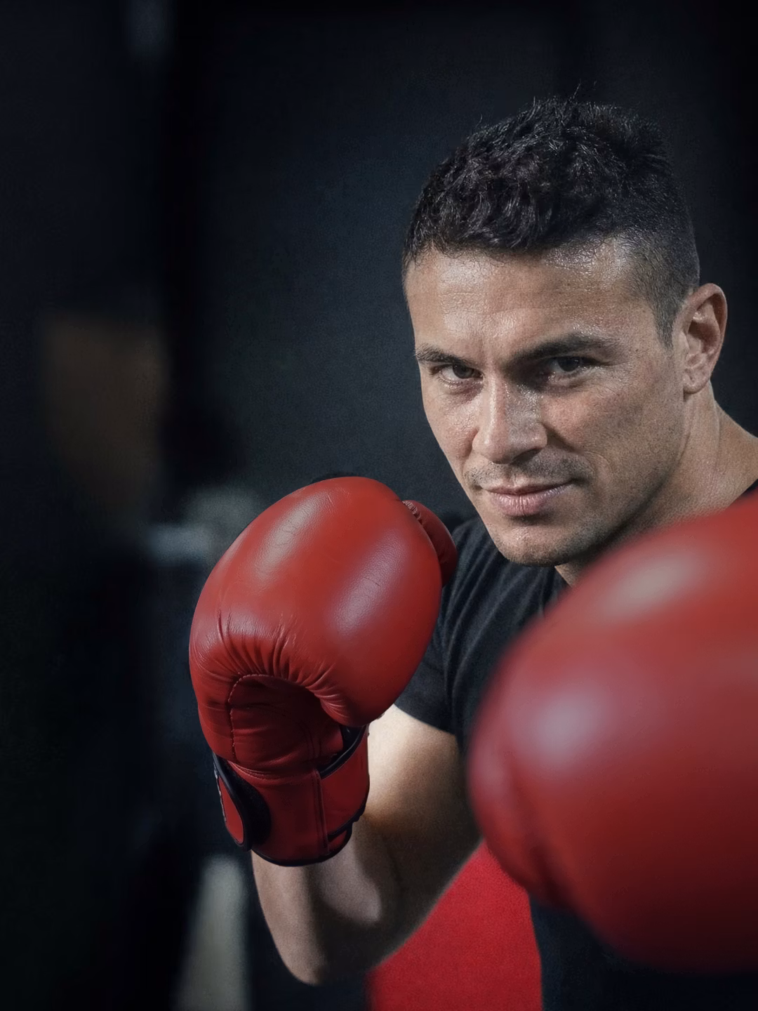 Boxeador entrenando con guantes rojos en Método Maravilla